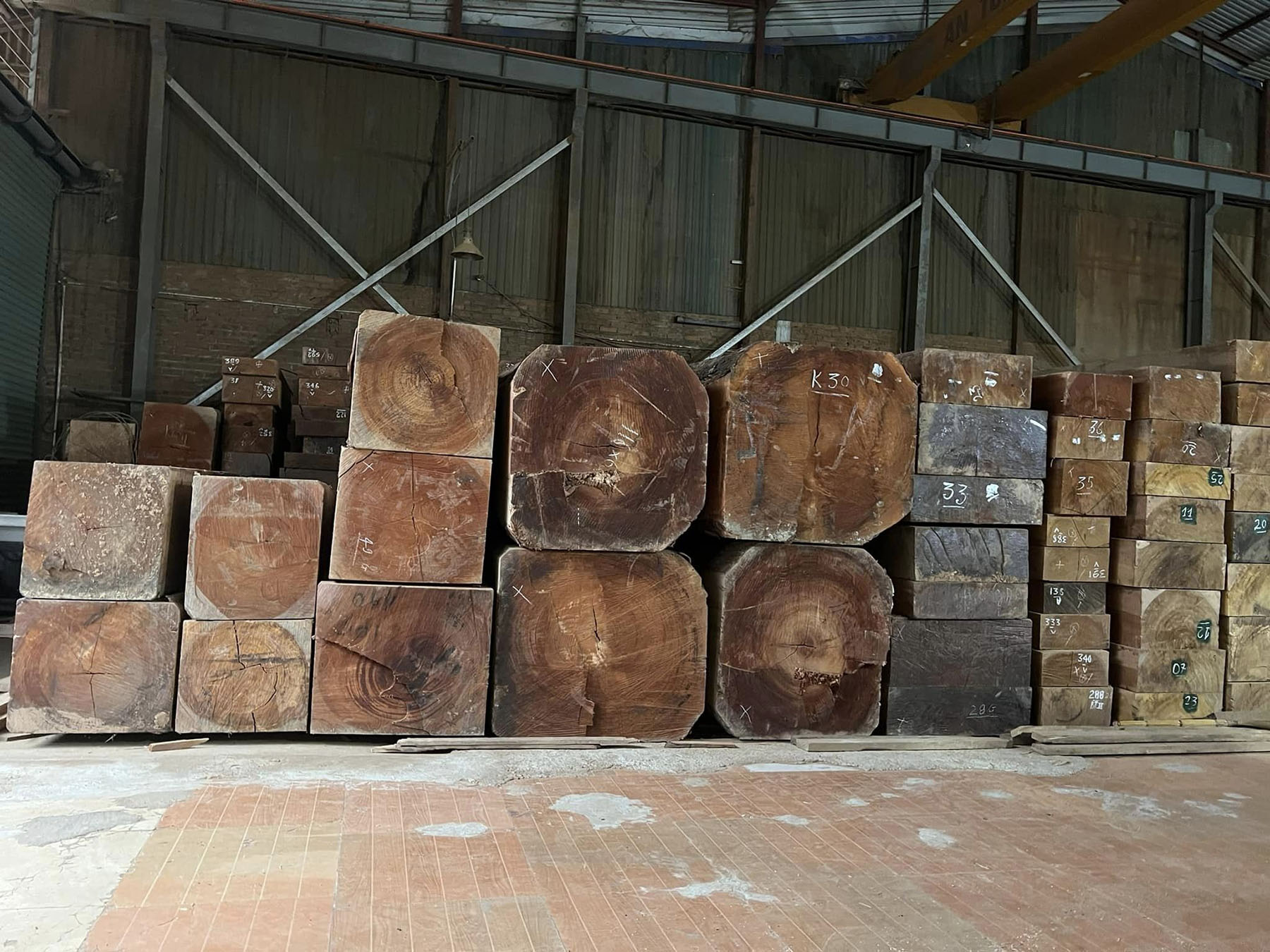 sản xuất bàn ghế gỗ phòng khách tại thạch thất